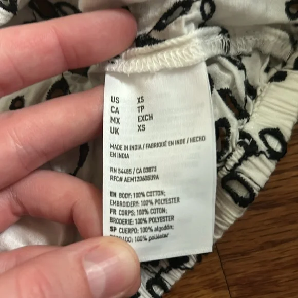 👚3/$20 👚 American Eagle Outfitters Cropped Floral Embroidered Eyelet Shirt - Picture 4 of 5